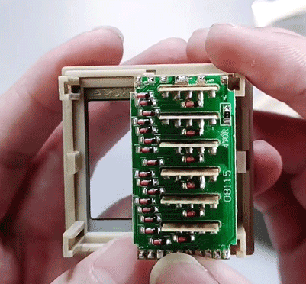 拆解時間繼電器：延時精度高，體積小，調(diào)節(jié)方便